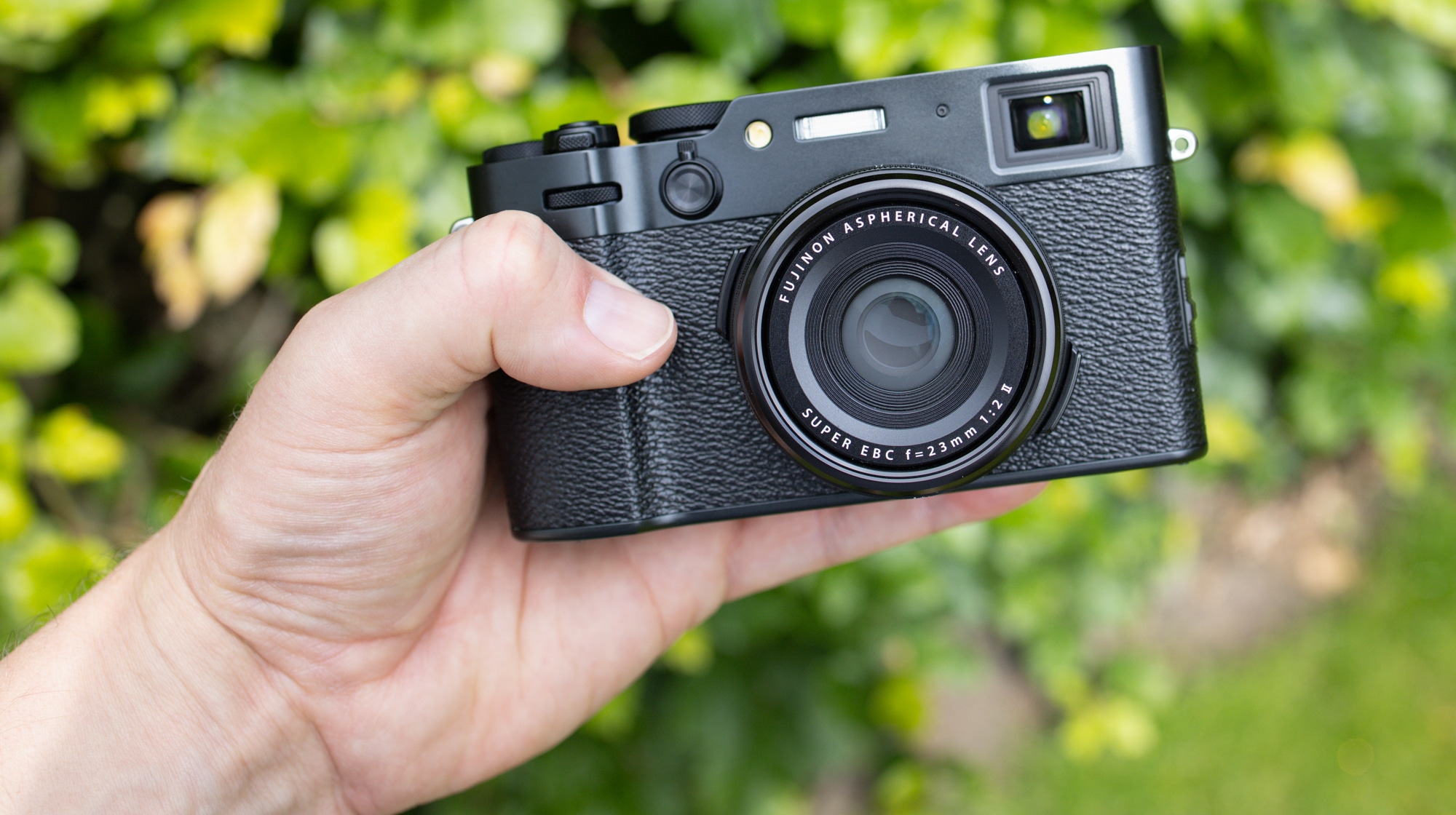 Fujifilm X100VI in de hand