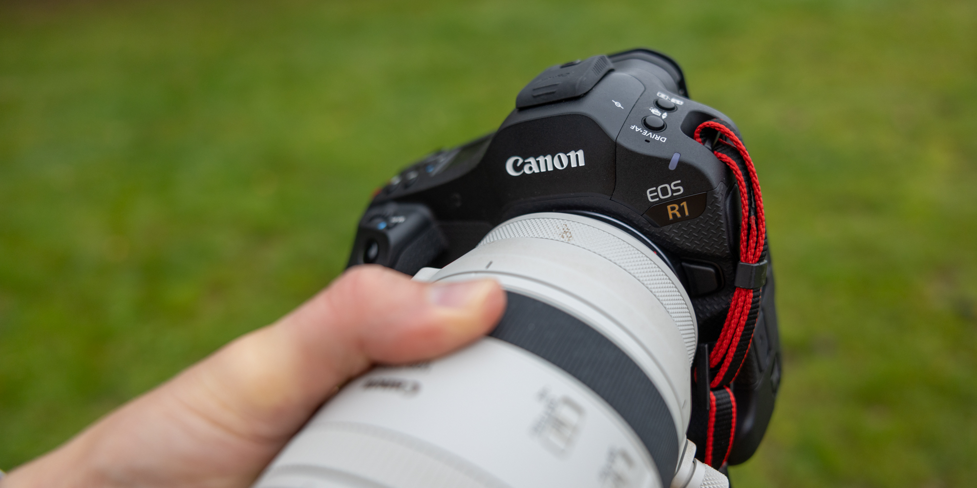 Canon EOS R1 review in de hand